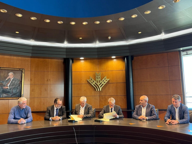 CAJA RURAL GRANADA Y COOPERATIVAS AGRO-ALIMENTARIAS RENUEVAN SU COMPROMISO CON LAS COOPERATIVAS AGRARIAS