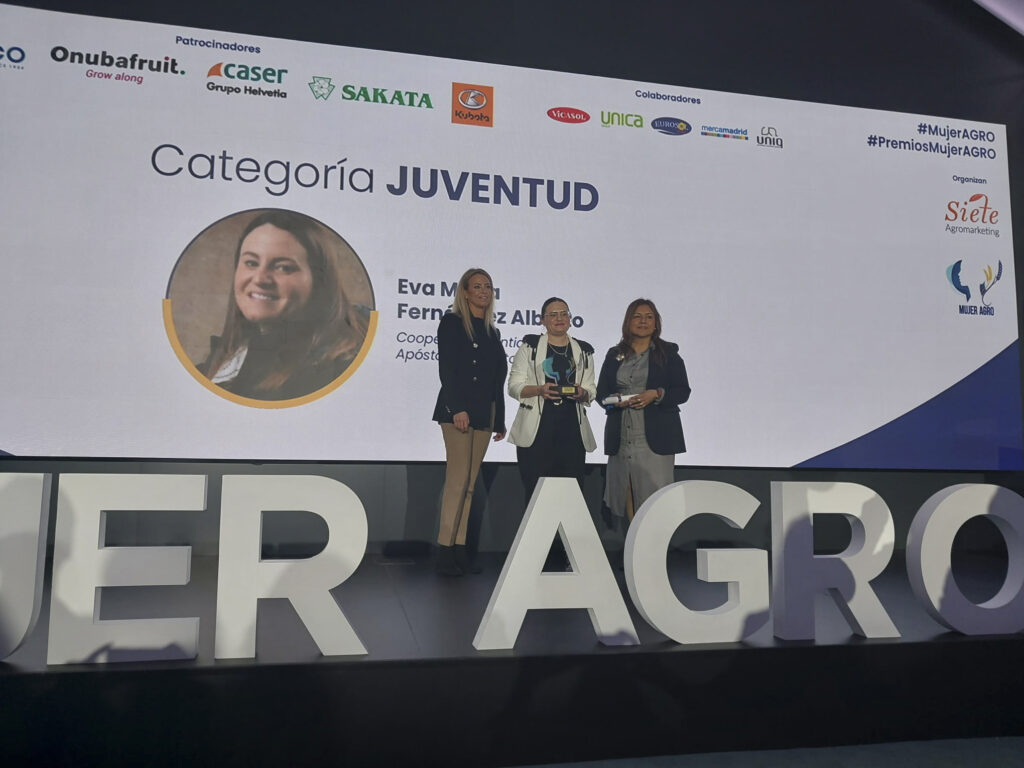 EVA FERNÁNDEZ, PRESIDENTA DE LA COOPERATIVA ASOCIADA A COPPERATIVAS AGROALIMENTARIAS DE GRANADA, SANTIAGO APÓSTOL LOS PASTOREROS, PREMIO MUJERAGRO EN LA CATEGORÍA JUVENTUD