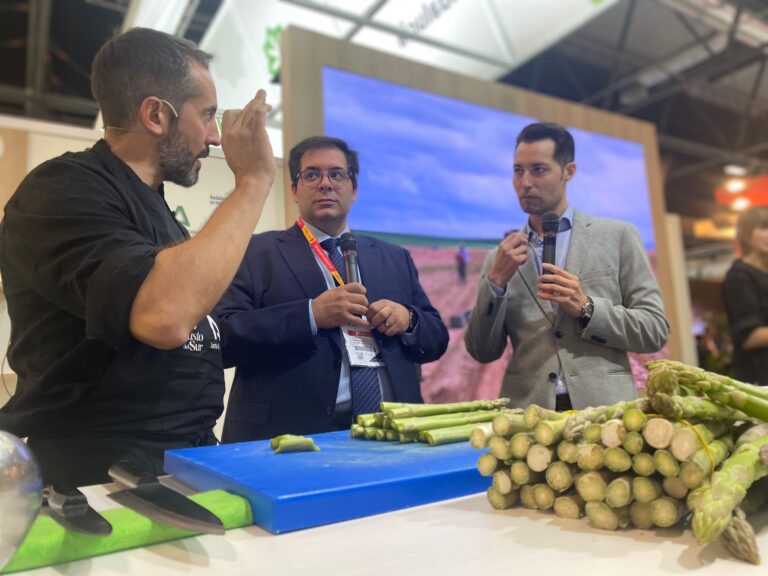 El espárrago verde se promociona en Fruit Attraction ante los profesionales del sector