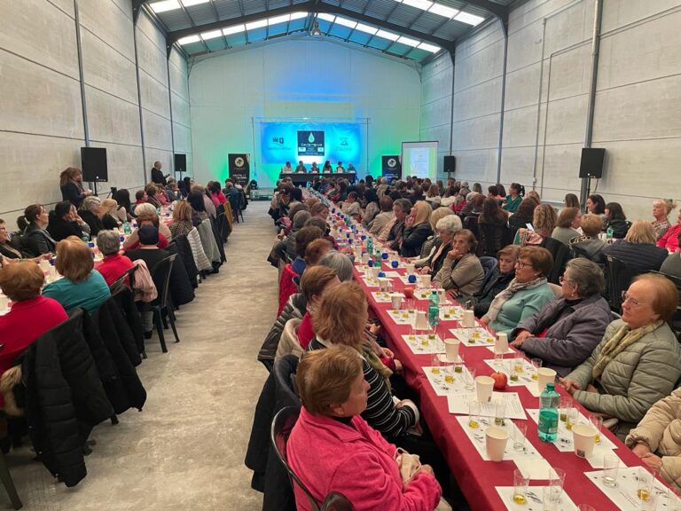 Más de 200 mujeres participan en una cata de aceite de oliva en la cooperativa Santa Mónica de Píñar