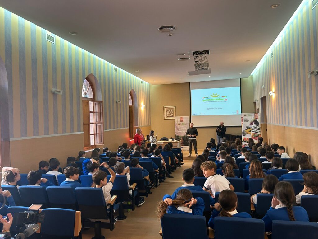 Un tour educativo recorre España para explicar los beneficios de las hortalizas de invernadero