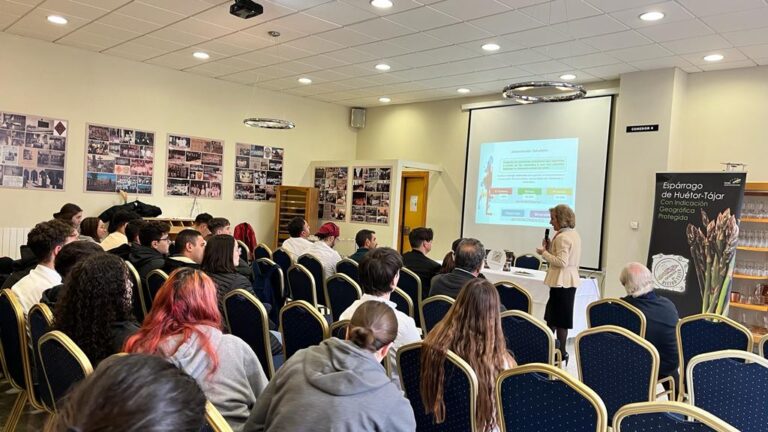 La IGP Espárrago de Huétor Tájar expone las virtudes del producto ante futuros profesionales de la cocina