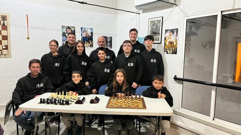La IGP Espárrago de Huétor Tájar equipa a los jugadores del Club de Ajedrez Poniente Granadino