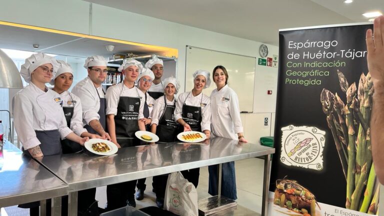 La IGP Espárrago de Huétor Tájar muestra la calidad de su producto a los alumnos de Cocina de La Inmaculada