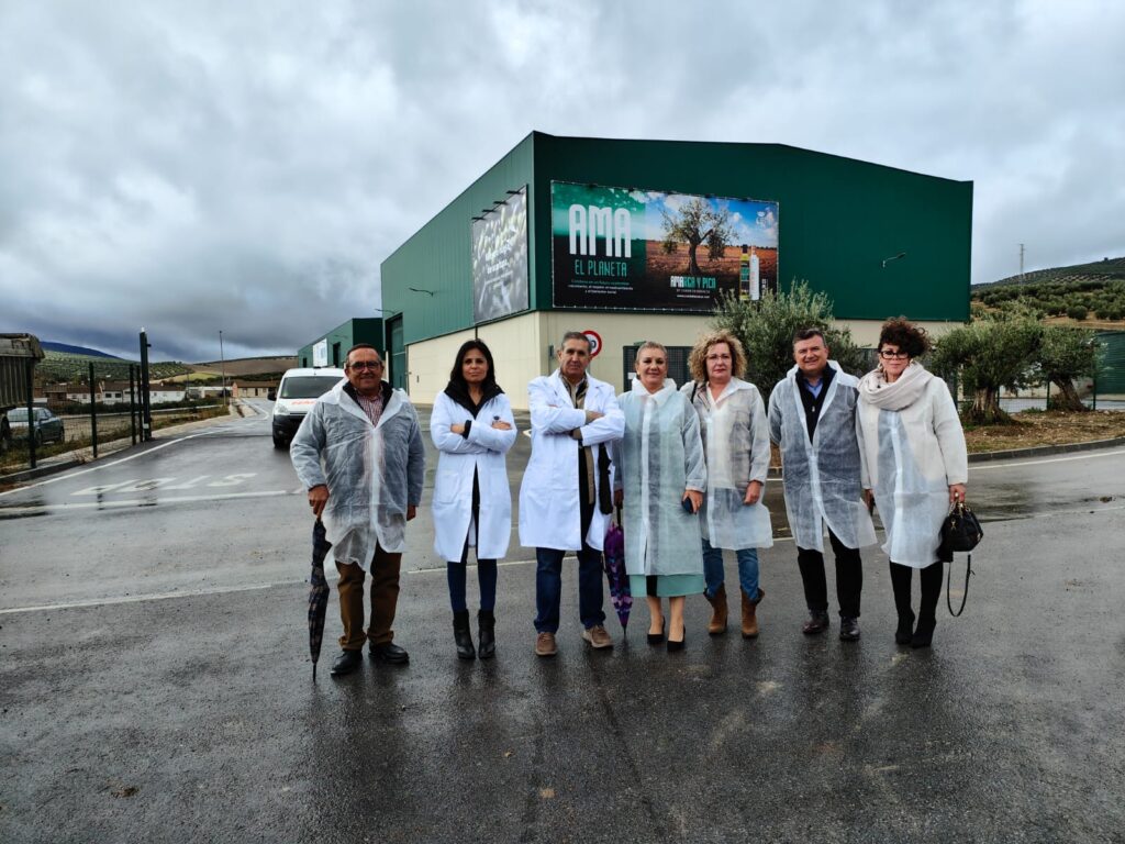La delegada de Agricultura visita la cooperativa San Sebastián de Benalúa de las Villas