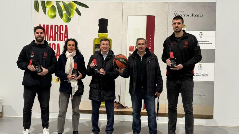 Visita de los jugadores del Fundación CB Granada a la sede de la DOP Montes de Granada 