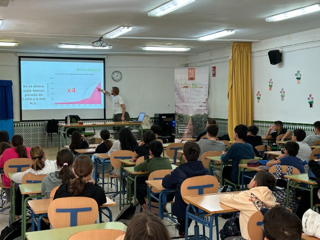Escolares del Colegio San Isidoro de Granada conocen las ventajas de las frutas y hortalizas de invernadero
