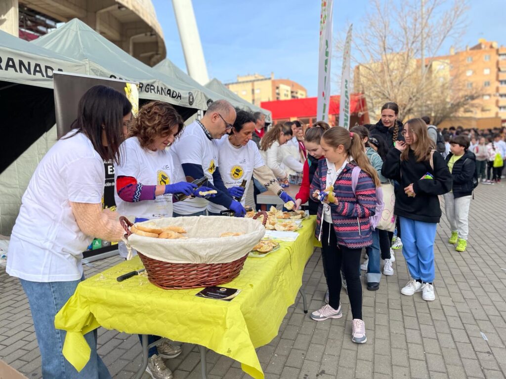 Desayuno saludable con AOVE de la DOP Montes de Granada en el II Fénix Game, con 7.000 niños y niñas en el Palacio de Deportes