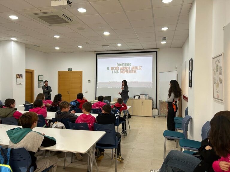 Escolares de La Herradura conocen el funcionamiento de las cooperativas y del sector agroalimentario