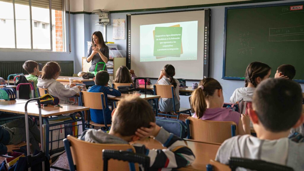 Escolares del CEIP Jardín de la Reina de Granada conocen el funcionamiento de las cooperativas y del sector agroalimentario