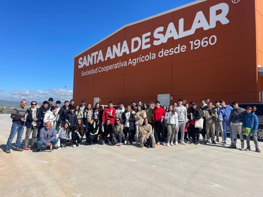 Alumnos y alumnas del Colegio San Isidoro visitan las nuevas instalaciones de la cooperativa Santa Ana de Salar