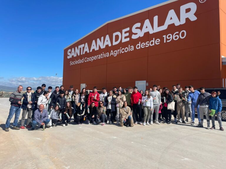 Alumnos y alumnas del Colegio San Isidoro visitan las nuevas instalaciones de la cooperativa Santa Ana de Salar