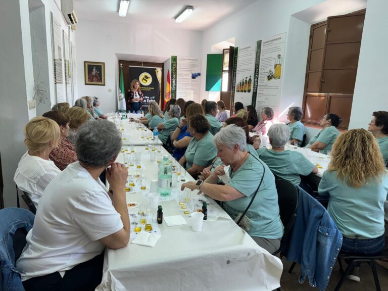 La DOP Montes de Granada reúne a 40 mujeres en Iznalloz para participar en una cata de AOVE