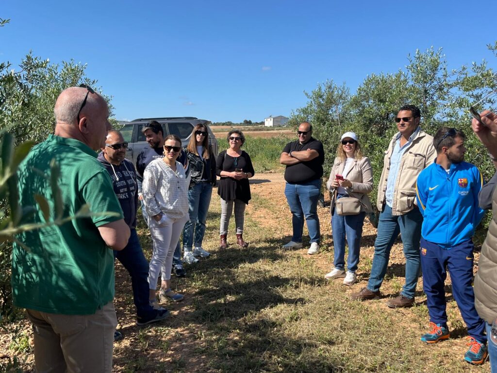 Jóvenes agricultores se forman con un programa de intercambio entre explotaciones para agilizar el relevo generacional en el campo 