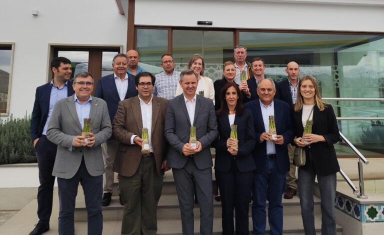 La empresa pública de distribución alimentaria visita la cooperativa Centro Sur para conocer su potencial productor tras la fusión