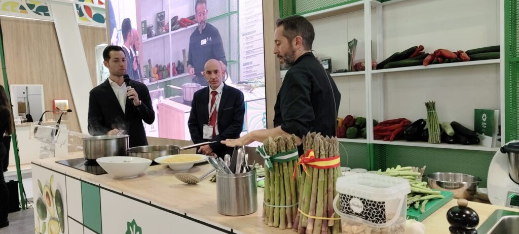 El espárrago verde español muestra sus cualidades en Fruit Attraction 2024 ante los profesionales del sector