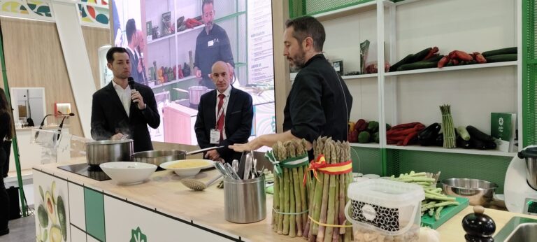 El espárrago verde español muestra sus cualidades en Fruit Attraction 2024 ante los profesionales del sector