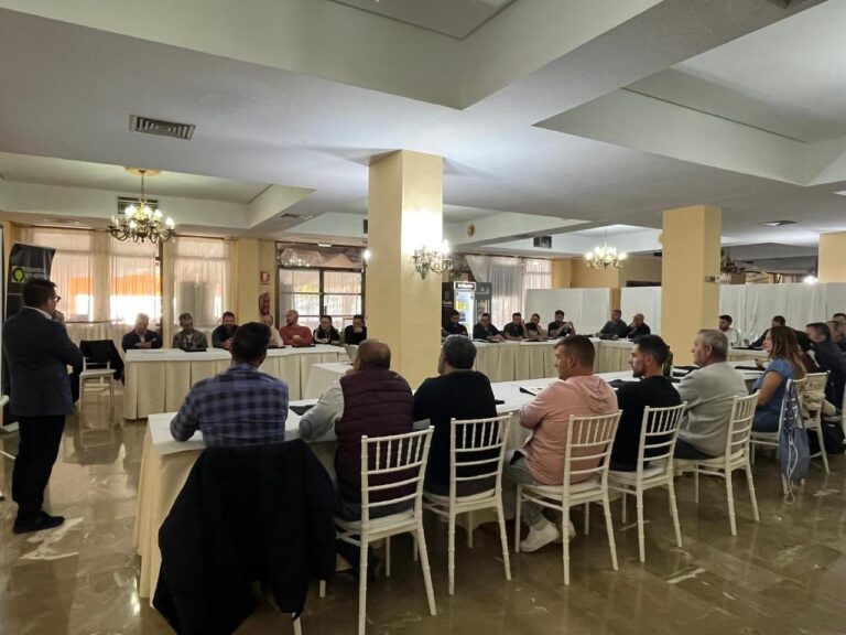 Maestros de almazara de 13 cooperativas de la provincia mejoran sus competencias en una jornada formativa en Iznalloz
