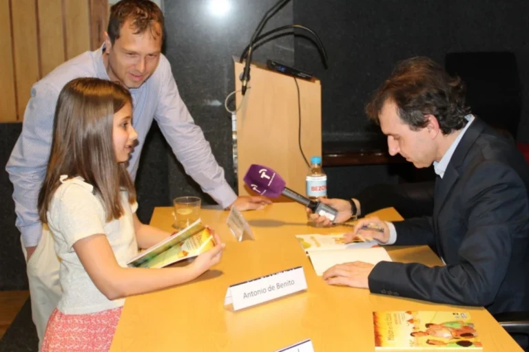 Antonio de Benito publica ‘Agus Asparagus de Húetor Tájar’, un cuento para promover el espárrago triguero