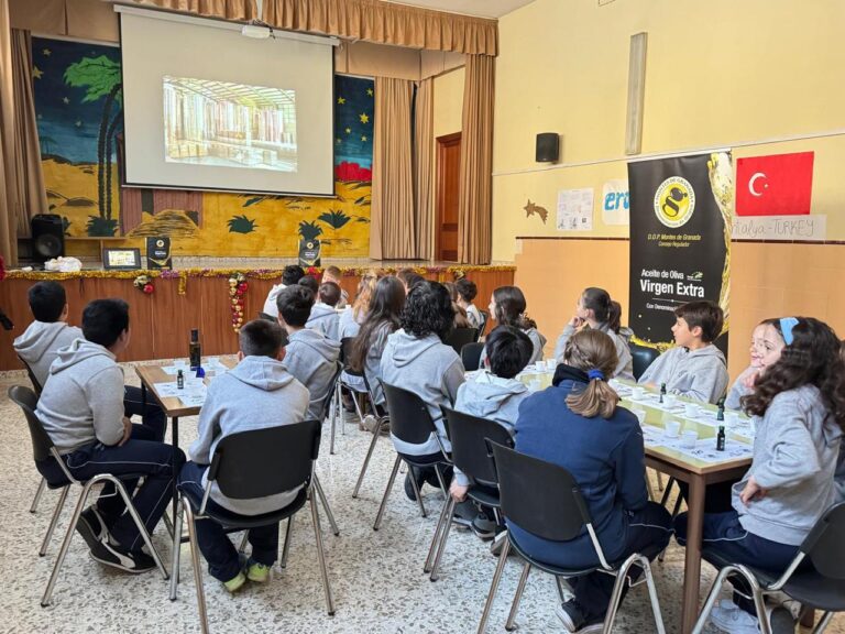 Escolares del Colegio San Isidoro degustan el AOVE de la DOP Montes de Granada