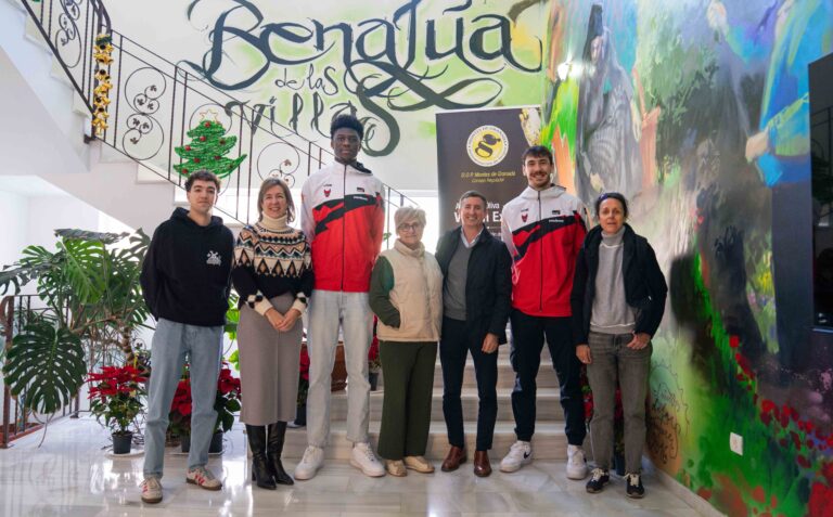 Jugadores del Fundación CB Granada visitan la sede de la DOP Montes de Granada 