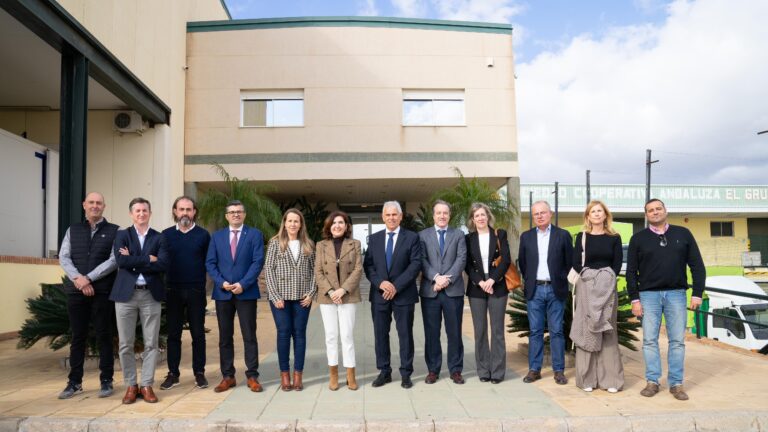 Visita de la consejera de Empleo a las instalaciones de El Grupo en Castell de Ferro