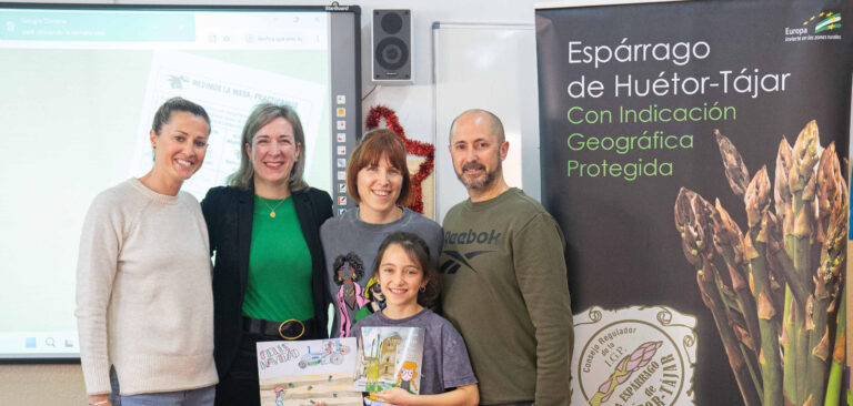La IGP Espárrago de Huétor Tájar entre el premio a la joven ganadora del concurso de postales navideñas