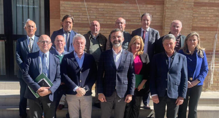 Reunión de los representantes del sector del olivar con el consejero de Agricultura