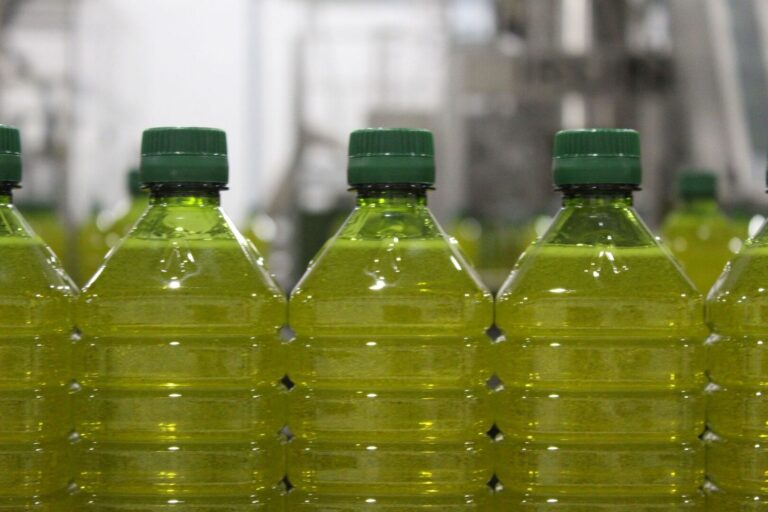 El sector del aceite de oliva, amenazado por los aranceles de Trump, contiene el aliento