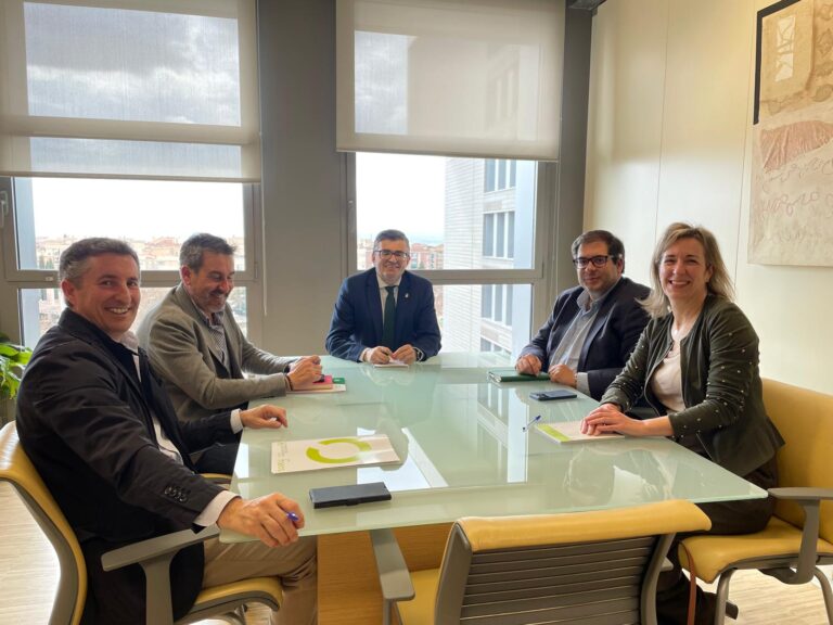 Encuentro con la Junta de Andalucía para tratar la falta de mano de obra en la campaña de recogida del espárrago