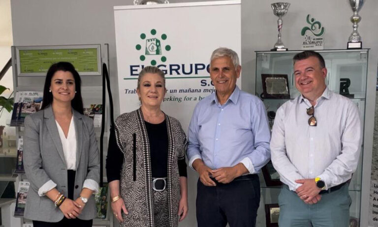 La delegada de Agricultura visita la cooperativa El Grupo