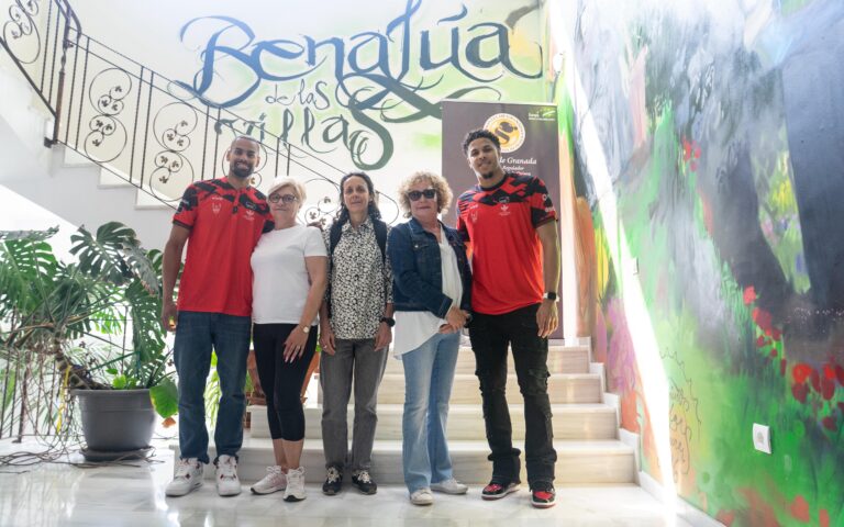 Jugadores del CB Granada visitan la sede de la DOP Montes de Granada
