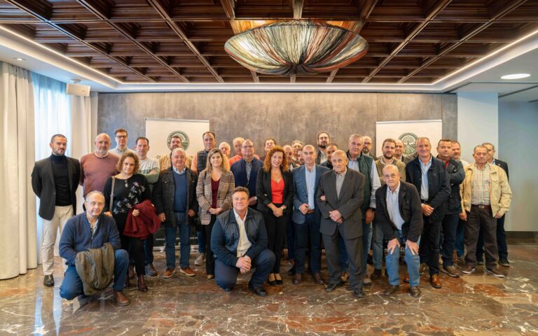 La Asociación de Olivar Tradicional nace como respuesta a las inquietudes de los agricultores por defender un modelo social, medioambiental y económico único y por la diferenciación vía precio
