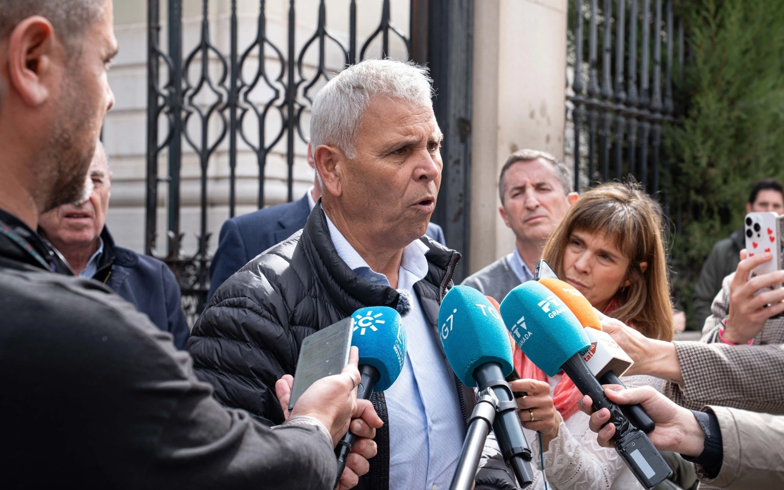 Fulgencio Torres, presidente de Faeca Granada, declara ante varios periodistas y micrófonos durante una comparecencia pública en Granada, acompañado por representantes del sector agrario y medios de comunicación.