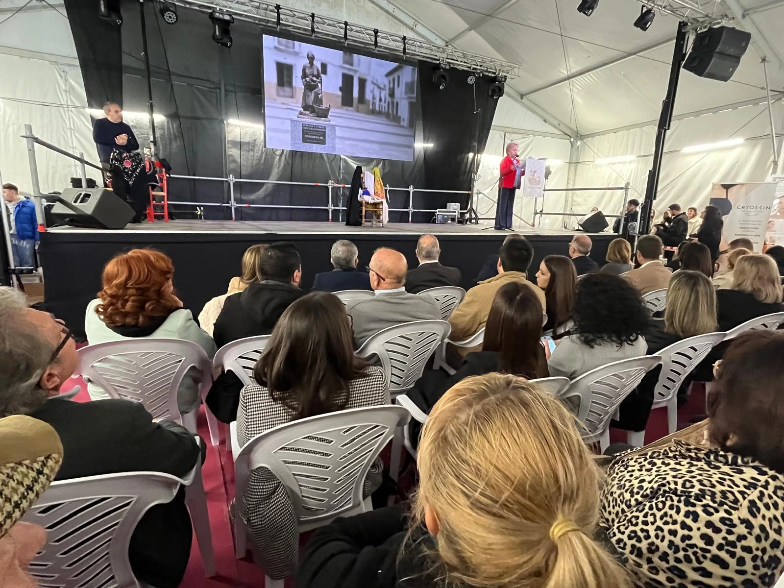 Público asistente escuchando una presentación en el escenario principal de la Feria de Mujeres Emprendedoras en Zújar