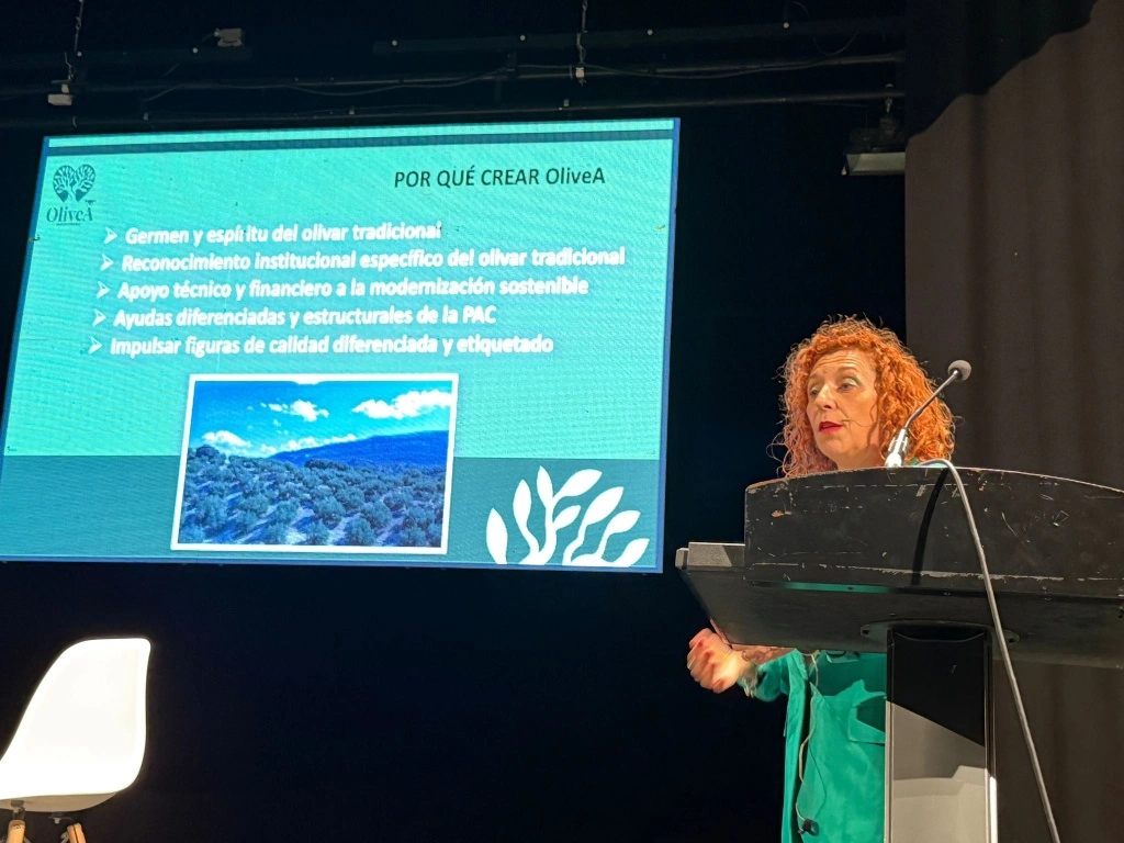 Diapositiva con los pilares fundamentales de la asociación OLIVEA: PAC, sostenibilidad y calidad.