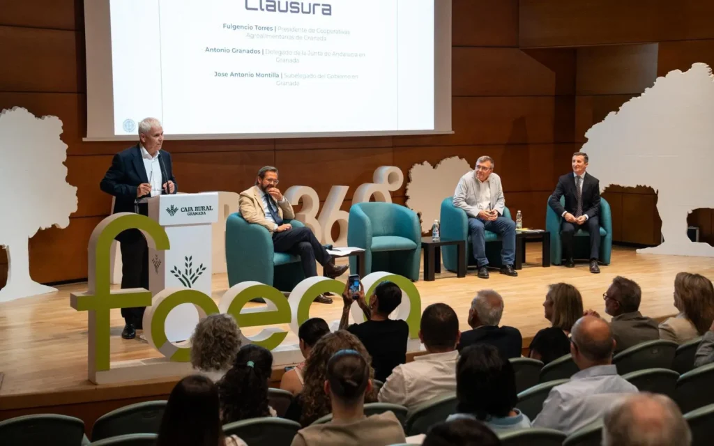 Clausura de la Asamblea General Ordinaria de Cooperativas Agroalimentarias de Granada en el auditorio de Caja Rural Granada.